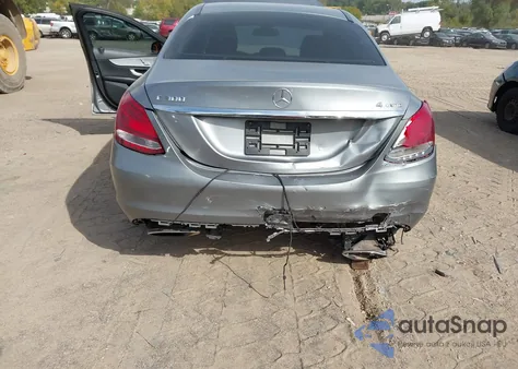 2015 Mercedes-Benz C 300 4Matic из США, поврежденный, VIN 55SWF4KB9FU077537